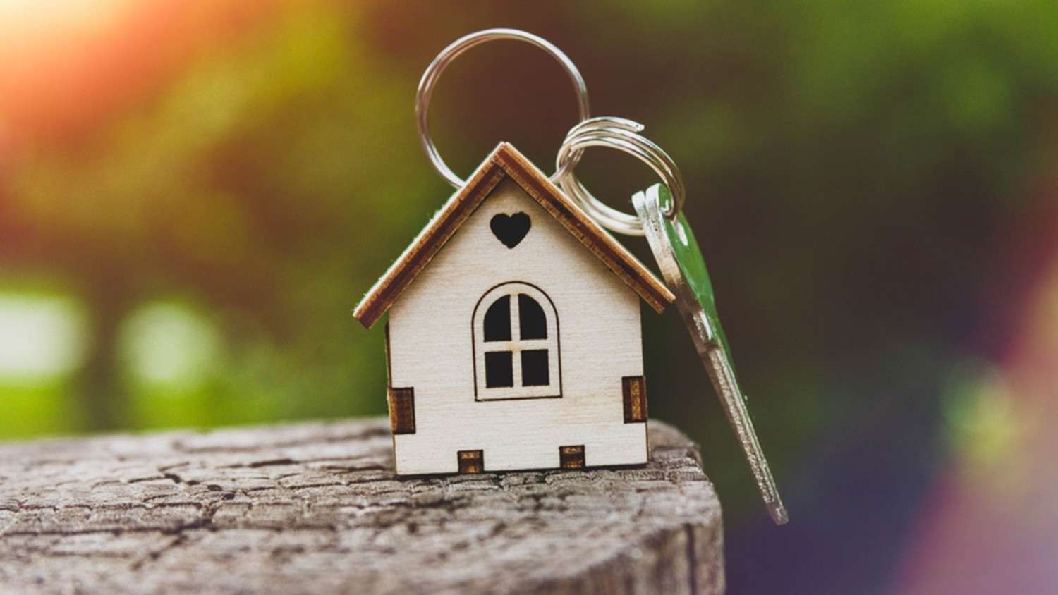 House keys with miniature home model — “Get your dream home with expert mortgage brokers in British Columbia.”